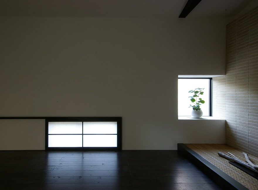 縁側が空間を繋ぐ和モダンな平屋|地窓